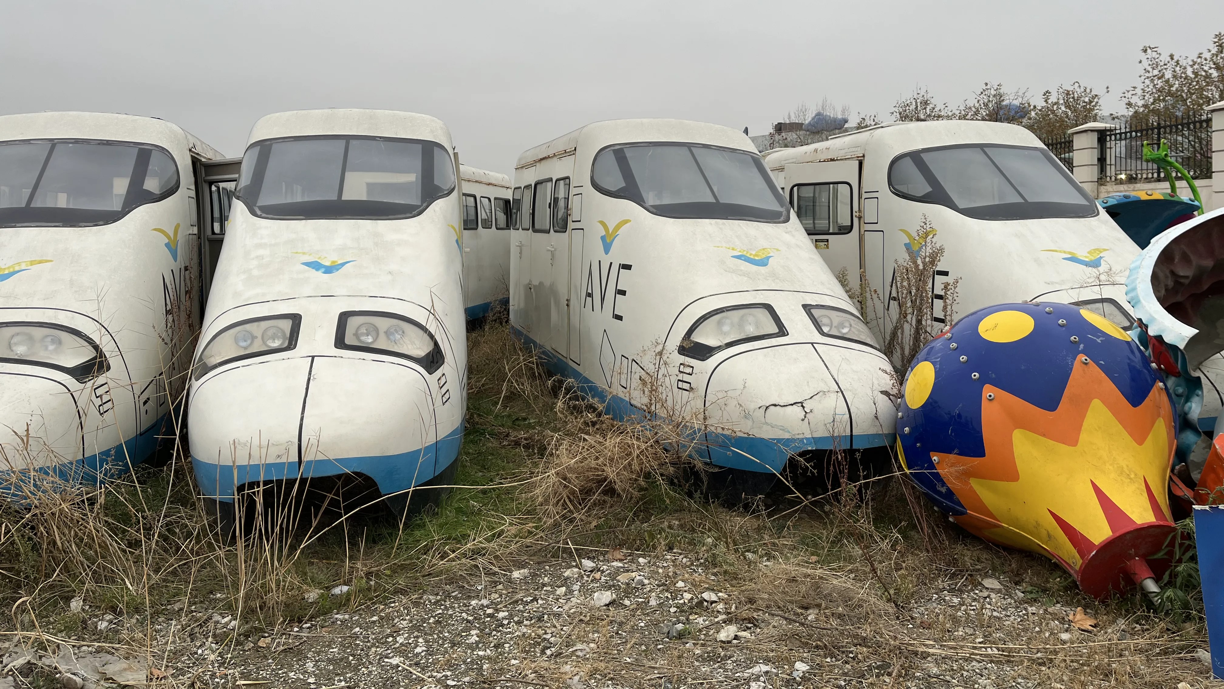Terk edilmiş monorail vagonları
